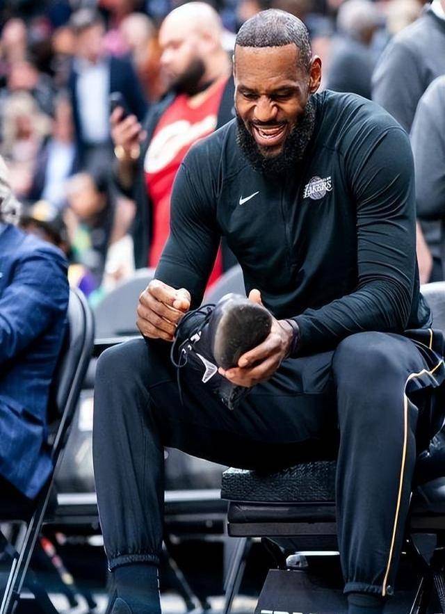 关于转会期洛杉矶湖人调整名单以备法国杯;外线爆发环节打磨;态度坚定;临场指挥获称赞的信息 关于转会期洛杉矶湖人调整名单以备法国杯;外线爆发环节打磨;态度坚定;临场指挥获称赞的信息